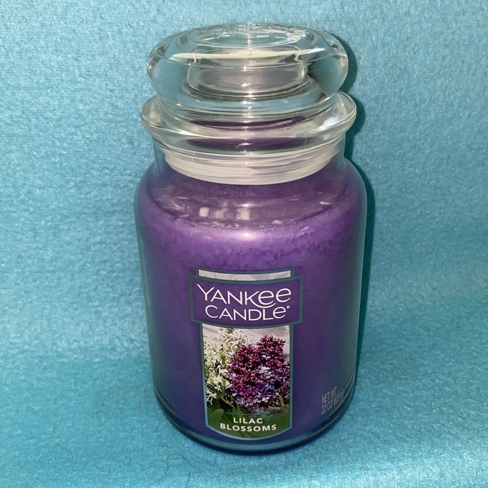 YANKEE Lilac Blossoms 22 oz. CANDLE RARE 
SCENT